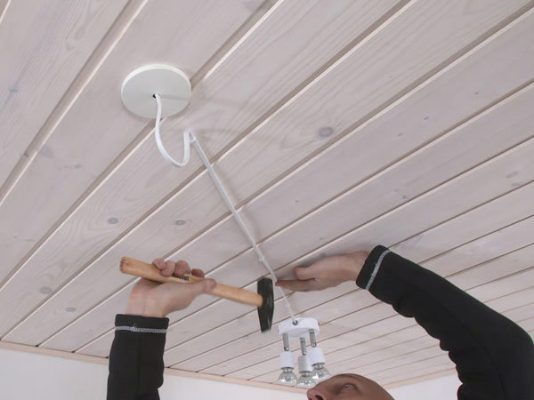Ledning fastgøres i loftet med kabelclips
