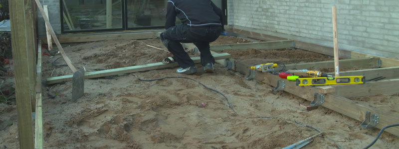 Begyndelsen af et fundament til en træterrasse.