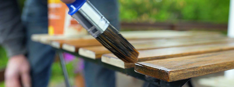 Træmøblet bliver behandlet med pensel og træolie