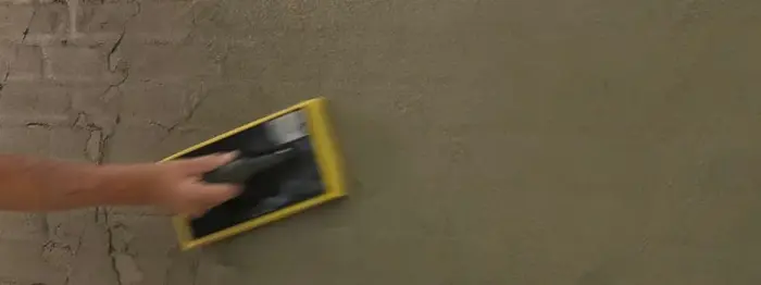 Murstensvæggen vandskures til ensartet overflade