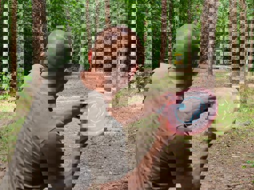 Informationstavler, banekort og tees til disc golf baner i Aarhus