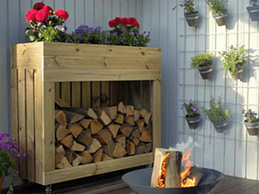 Byg brændeopbevaring med plantekasse