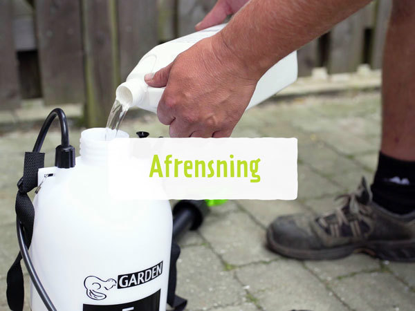 Afrensningsmiddel blandes op med vand i en trykpumpe