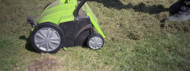 Plænelufteren arbejder i plænen