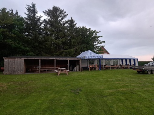 Vedligehold af madpakkehus på fælles plads i byen