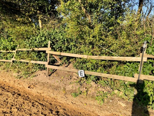 Sikre rammer for ryttere og heste – Hjælp os med at fixe ridebanehegnet i Vestbirk Rideklub